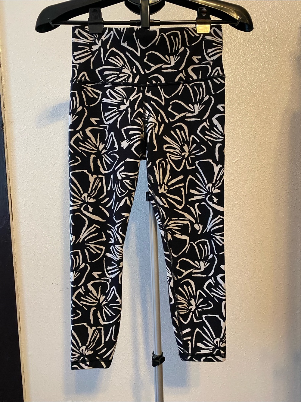 Athleta White Black Floral High Rise Gym Elation Jacquard 7/8 Leggings Small